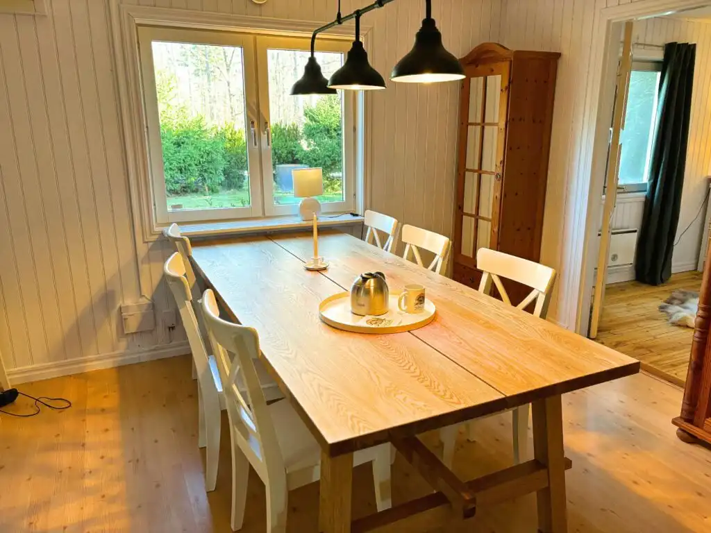 Heller Essbereich mit Ausblick – Ferienhaus am See in Småland