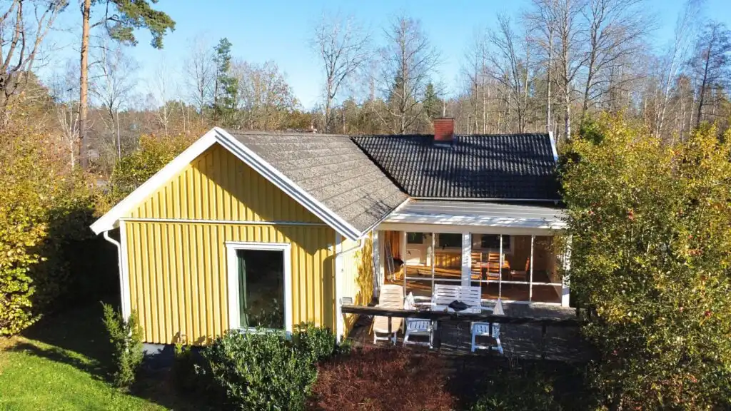 Hauptansicht der Villa Lotte in Alsterbro – Ferienhaus direkt am See mit Boot und Kanu