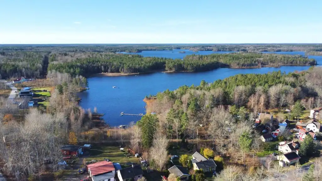 Luftaufnahme der Umgebung von Alsterbro – ideale Lage für Ausflüge in ganz Småland