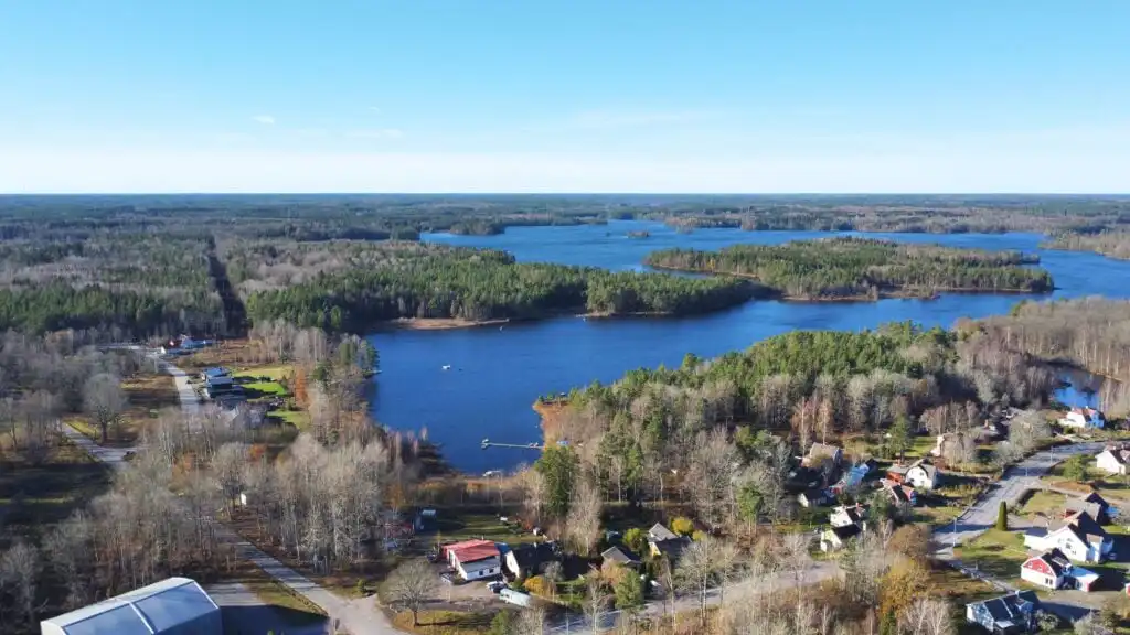 Weitblick über den See mit kleinen Inseln – Ferienhaus am See in Småland