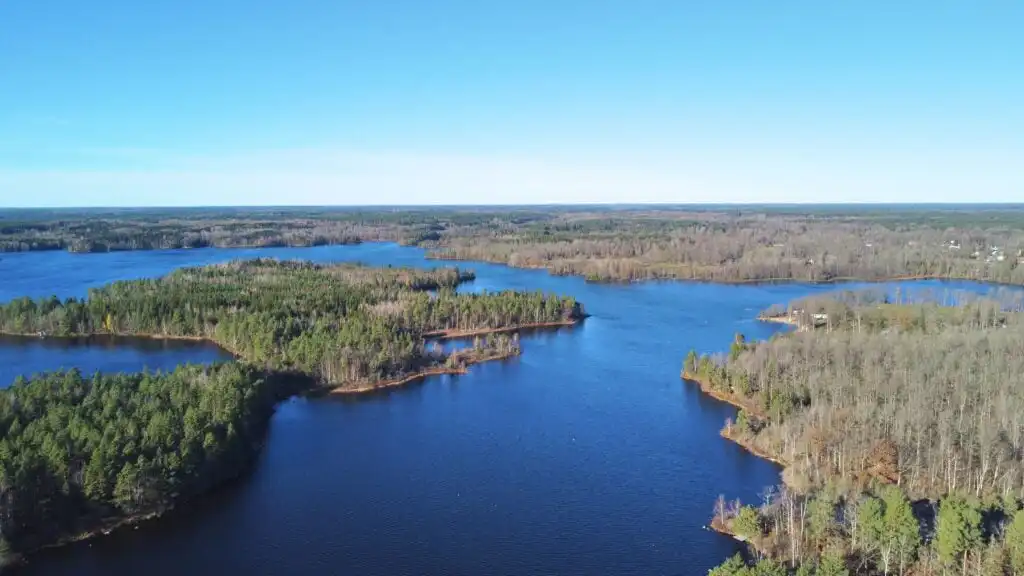 Idyllische Seenlandschaft bei Alsterbro – Urlaub am See in Småland