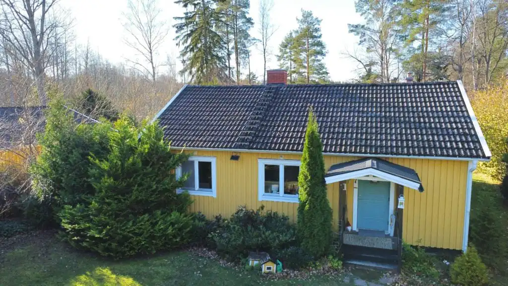 Hauptansicht der Villa Lotte in Alsterbro – Ferienhaus direkt am See mit Boot und Kamin