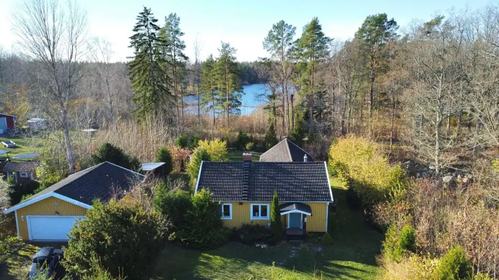 Außenansicht der Villa Lotte in Alsterbro – Ferienhaus mit Boot, Kanu und Sauna im Garten