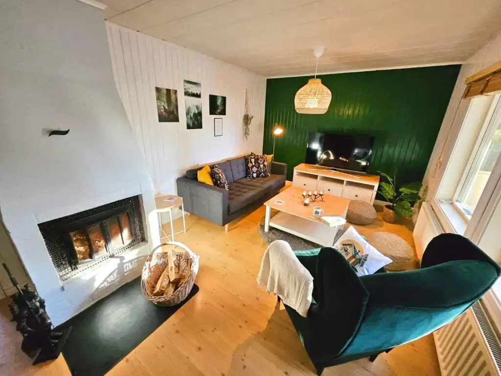 Heller Wohnbereich mit Kamin – Ferienhaus Villa Lotte in Småland am See