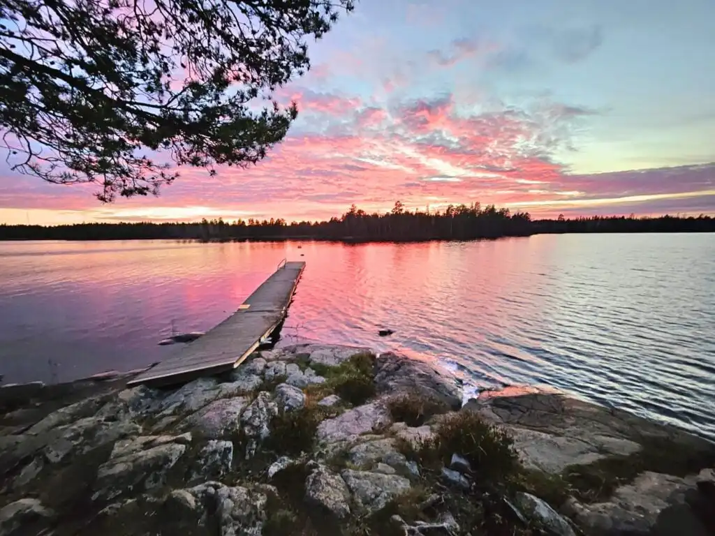 Seeufer mit Abendhimmel nahe Villa Lotte – Ferienhaus direkt am Wasser in Småland