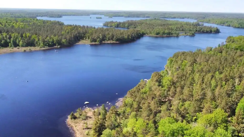 Luftaufnahme des Sees bei Alsterbro – Ferienhaus direkt am See in Småland