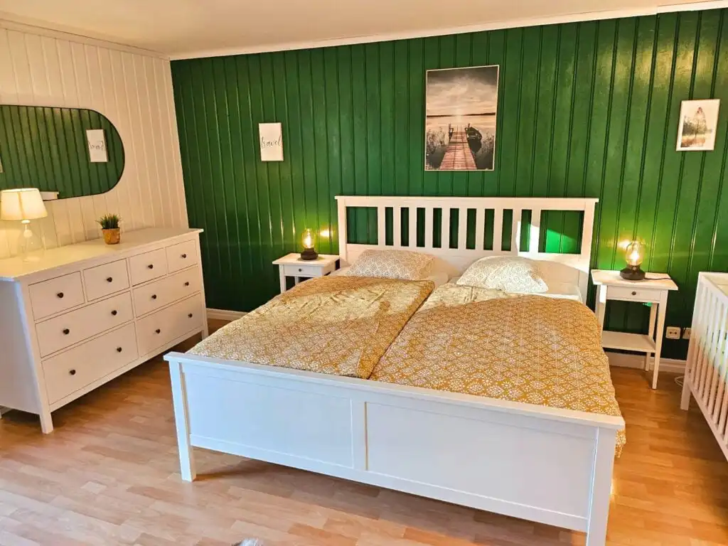 Gemütliches Schlafzimmer mit Doppelbett – Ferienhaus in Alsterbro direkt am See