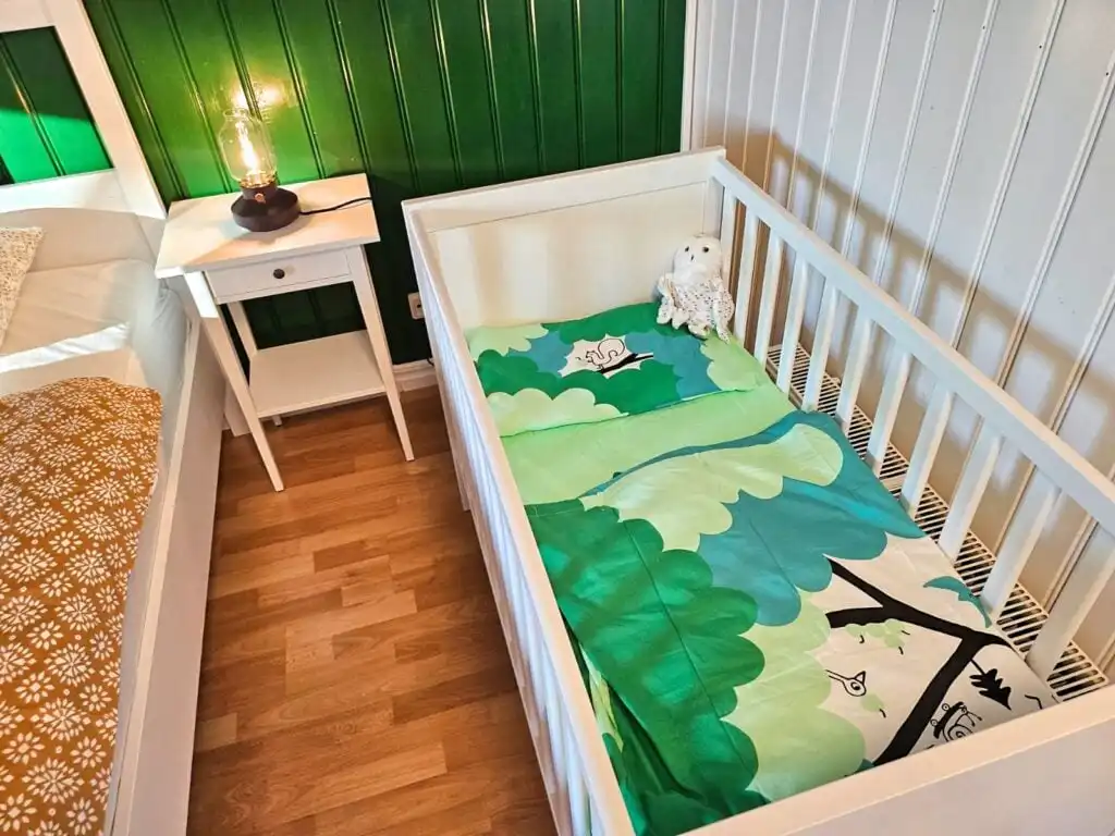 Zimmer mit Kinderbett – familienfreundliches Ferienhaus am See in Småland