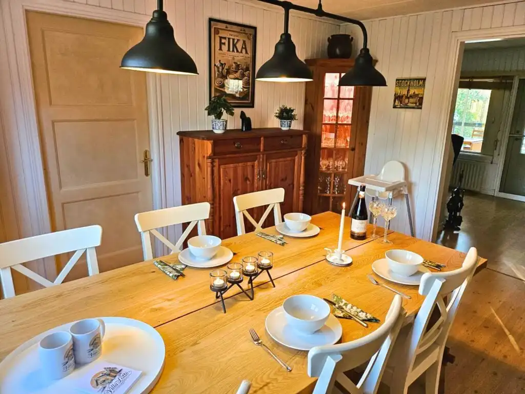 Großzügiges Wohnzimmer mit viel Tageslicht – Ferienhaus direkt am See in Småland