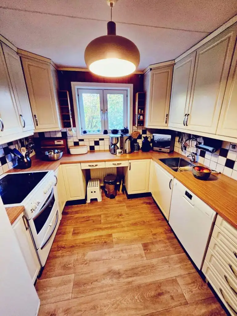 Moderne Küche mit viel Platz – Ferienhaus am See in Alsterbro