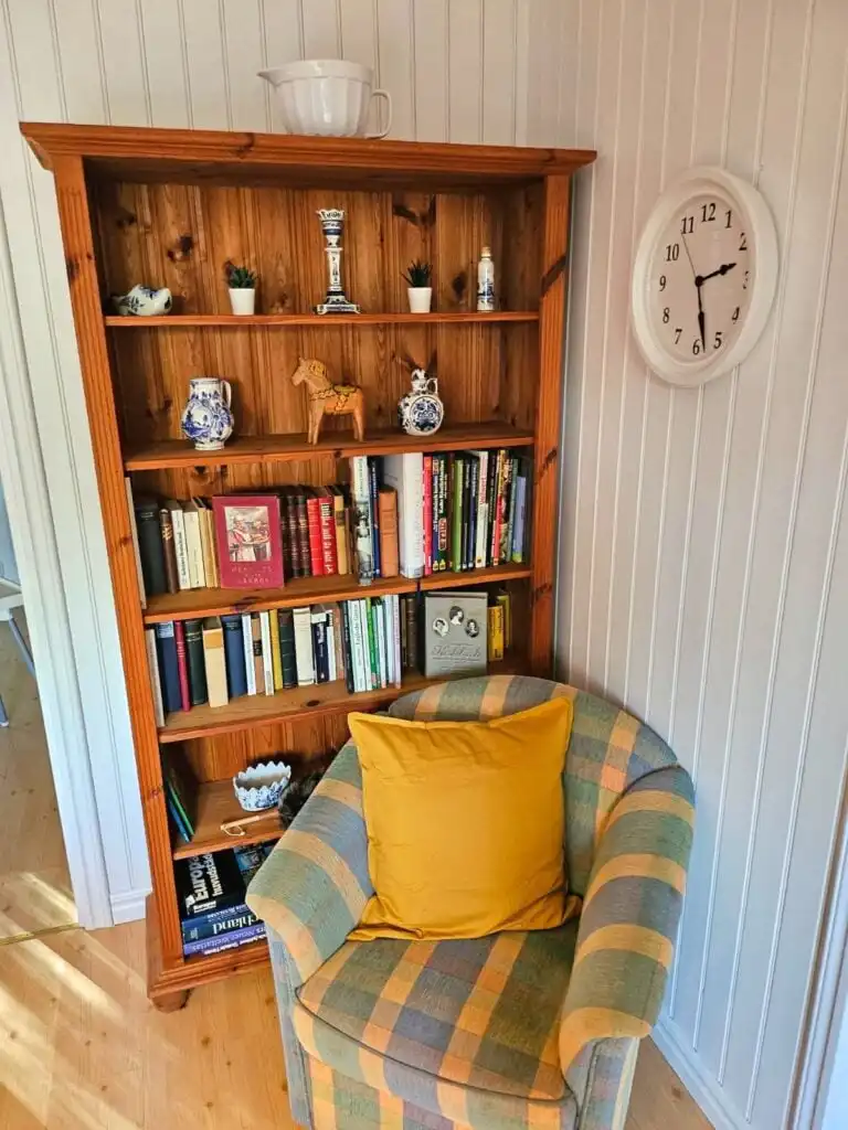 Wohnraum mit Bücherregal – Villa Lotte, Ferienhaus in zentraler Lage für Småland-Ausflüge
