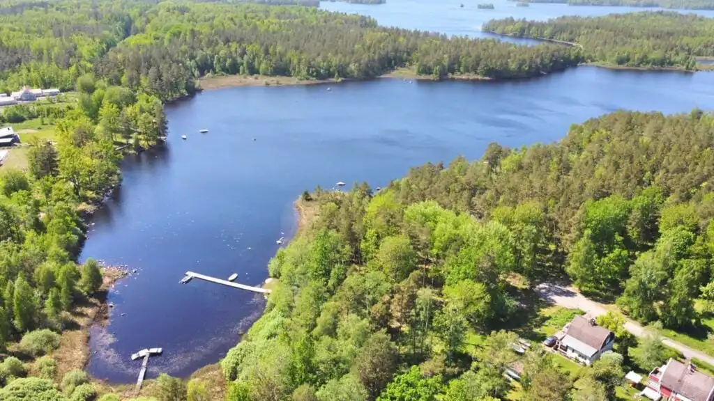 Panoramablick über die Seenlandschaft bei Alsterbro – Ferienhaus am See mit Sauna und Kamin