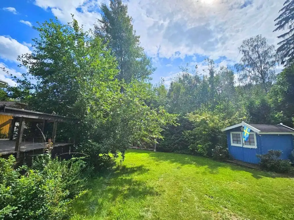 Großer Garten rund um die Villa Lotte – Ferienhaus am See in Alsterbro