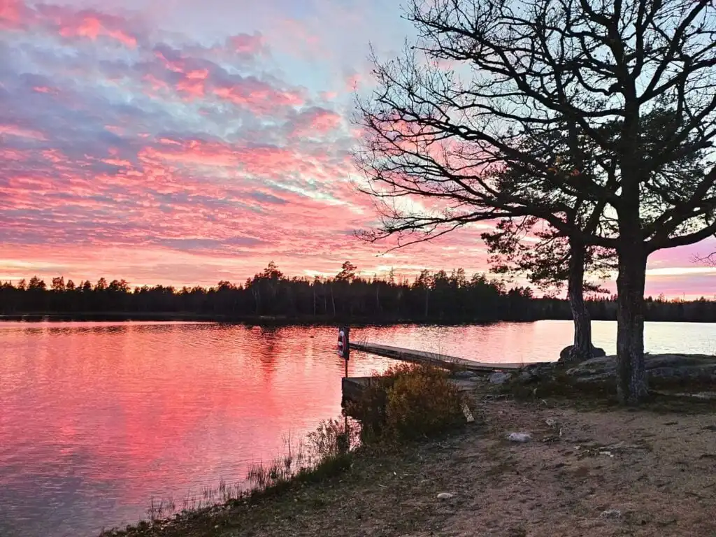 Strand am See in Alsterbro bei Sonnenuntergang – Urlaub am See in Småland