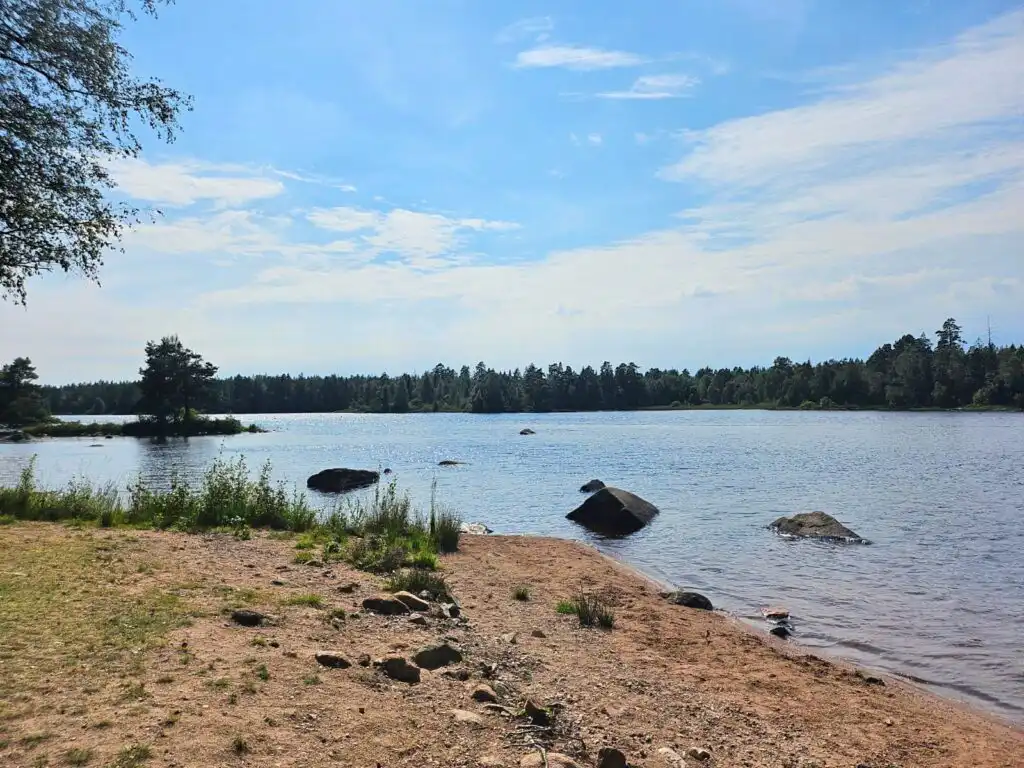 Naturstrand am See in Alsterbro – Urlaub am See in Småland