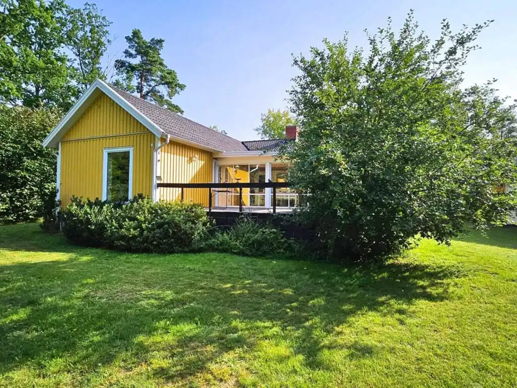 Hauptansicht der Villa Lotte in Alsterbro – Ferienhaus direkt am See in Småland mit Boot und Sauna im Garten