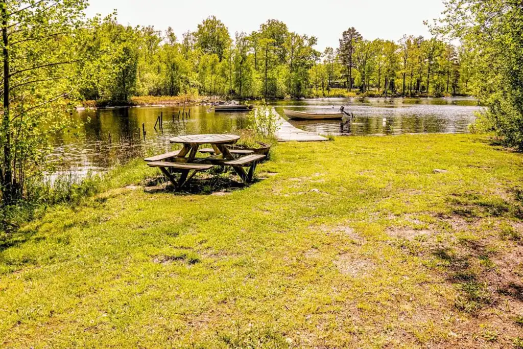 Badestelle am See bei Alsterbro – Ferienhaus direkt am See mit Boot