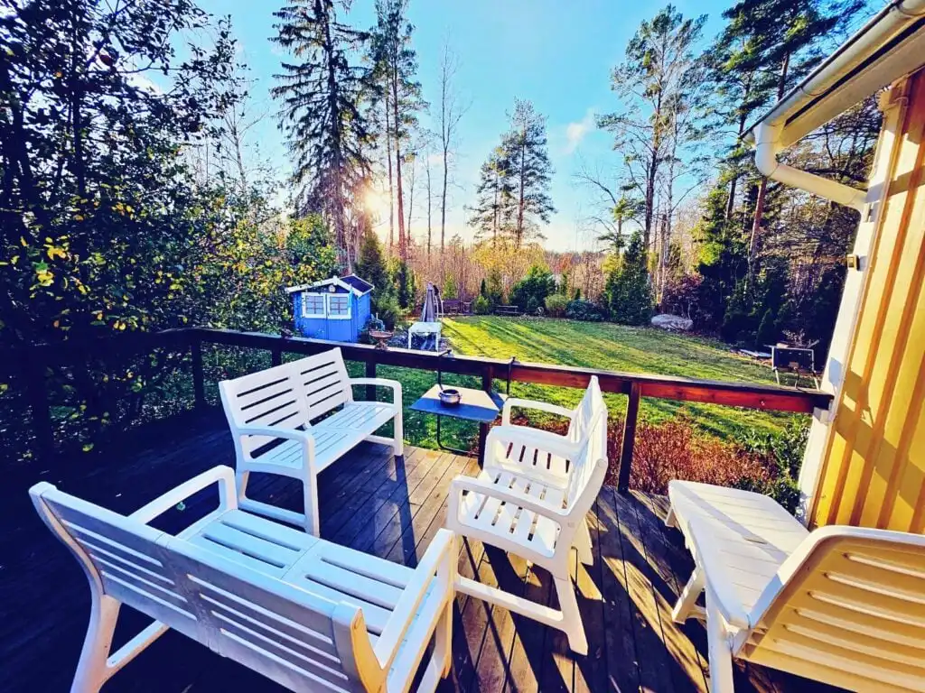 Sonnige Terrasse der Villa Lotte – Ferienhaus am See in Småland mit ruhiger Lage