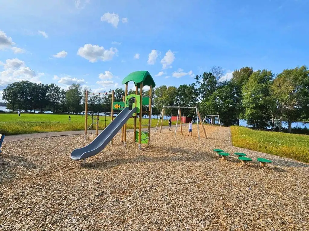 Spielplatz in der Umgebung von Alsterbro – familienfreundliches Ferienhaus in Småland