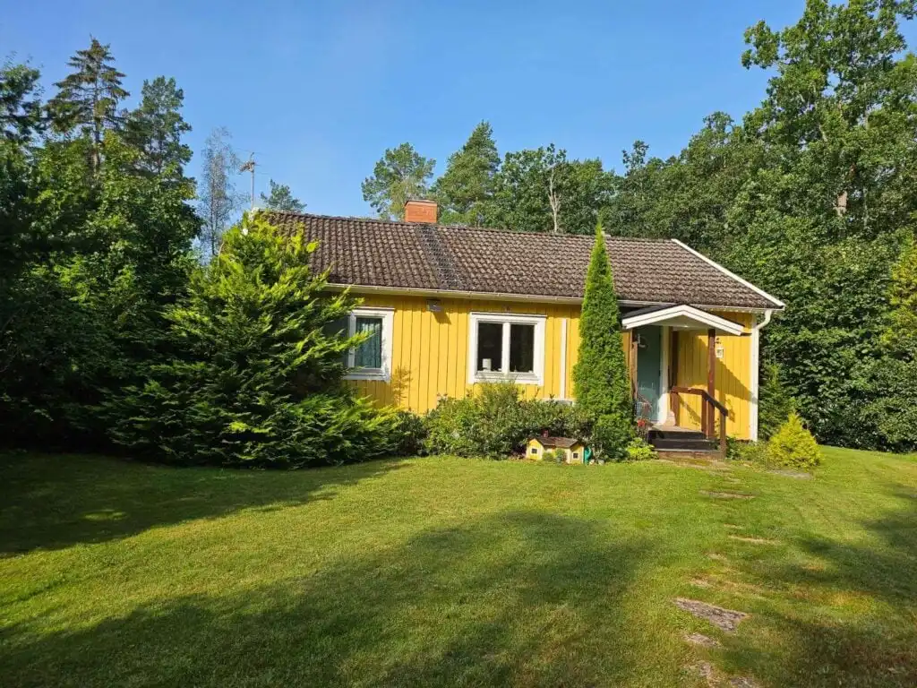 Gelbes Ferienhaus Villa Lotte in Alsterbro – idyllische Lage am See in Småland