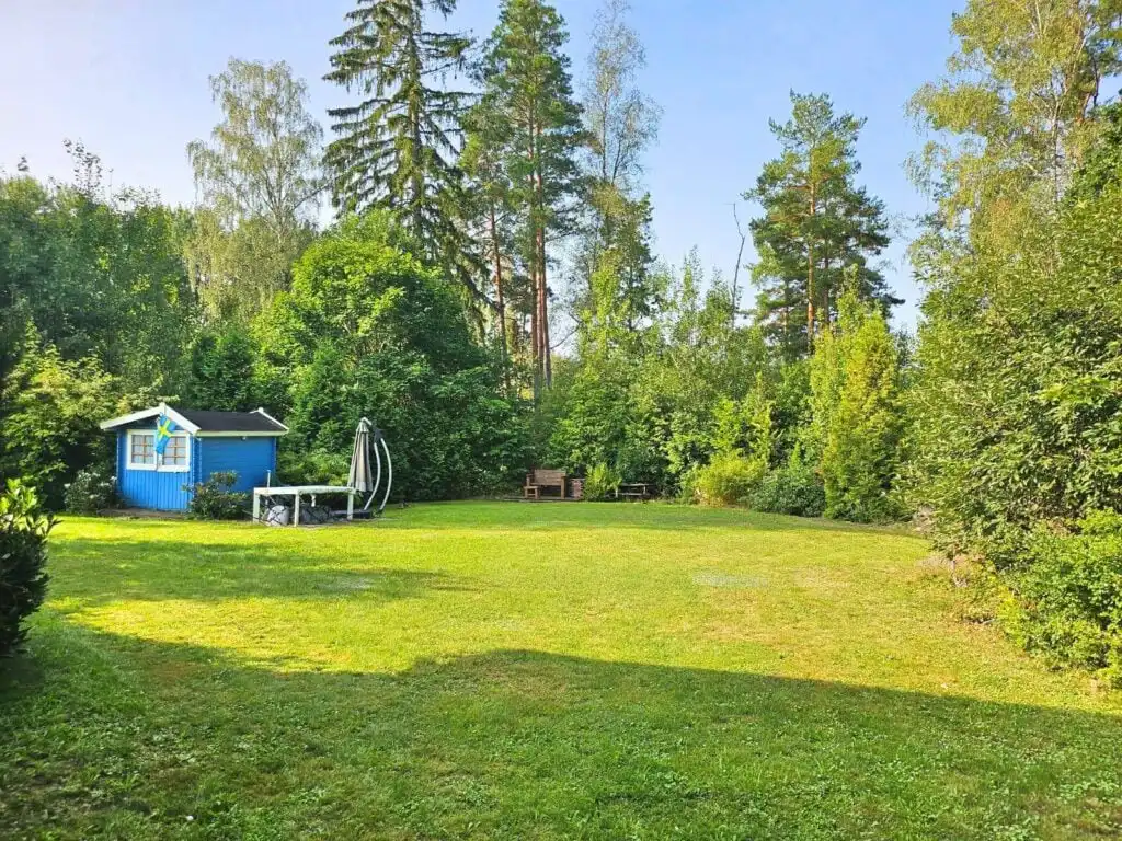 Gartenblick der Villa Lotte in Alsterbro – Ferienhaus direkt am See in Småland