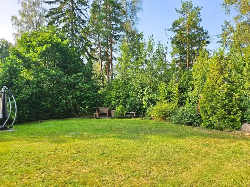 Weitläufiger Garten der Villa Lotte – Urlaub am See in Alsterbro, Småland