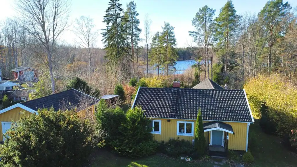 Luftaufnahme der Villa Lotte in Alsterbro – Ferienhaus direkt am See in Småland
