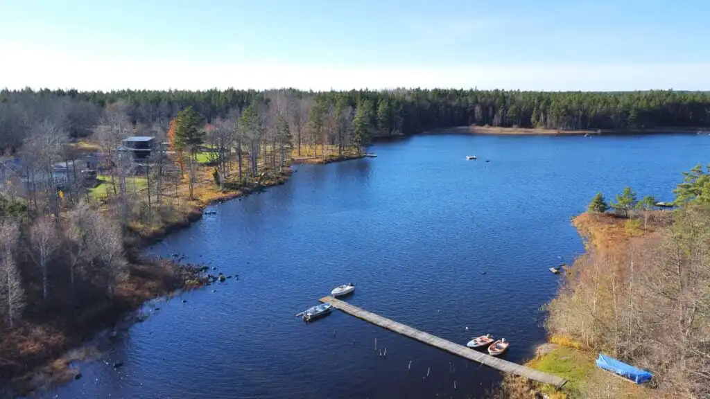 Sauna im Garten der Villa Lotte – Ferienhaus mit Sauna direkt am See in Småland