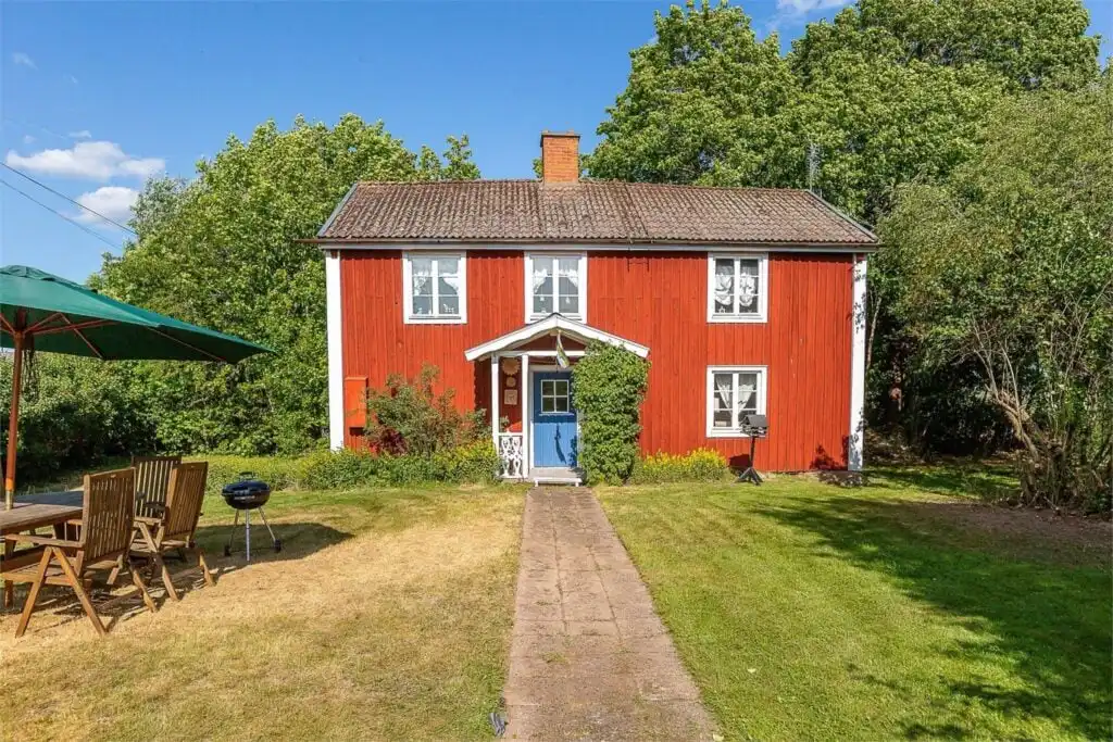 Hauptansicht vom Hus Stabyvägen in Högsby, Småland – über 100 Jahre altes rotes Schwedenhaus