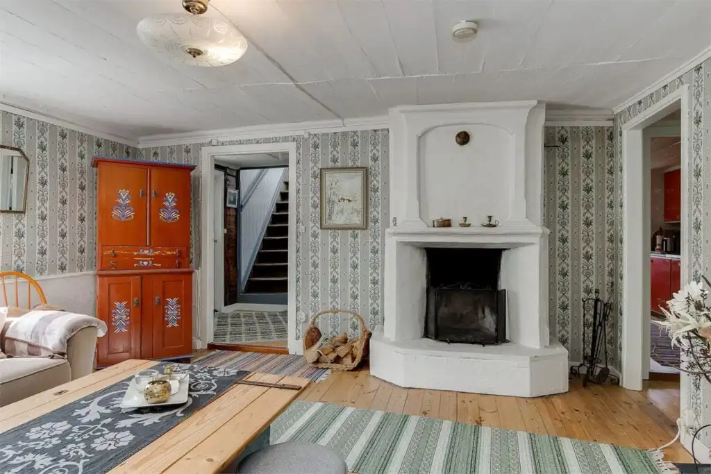 Wohnbereich mit Kamin im Hus Stabyvägen in Högsby