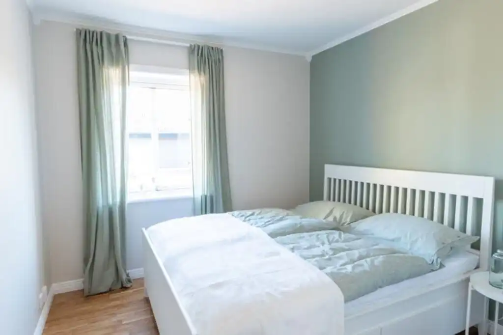 Helles Schlafzimmer mit Doppelbett – modernes Ferienhaus für 6 Personen in Timmernabben