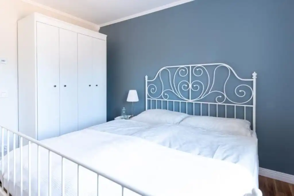 Modernes Schlafzimmer mit viel Tageslicht – Ferienhaus in Timmernabben nahe Ostsee
