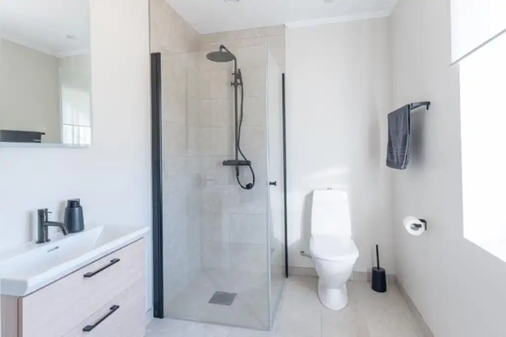 Modernes Badezimmer mit Dusche – Neubau-Ferienhaus Villa Vita in Timmernabben