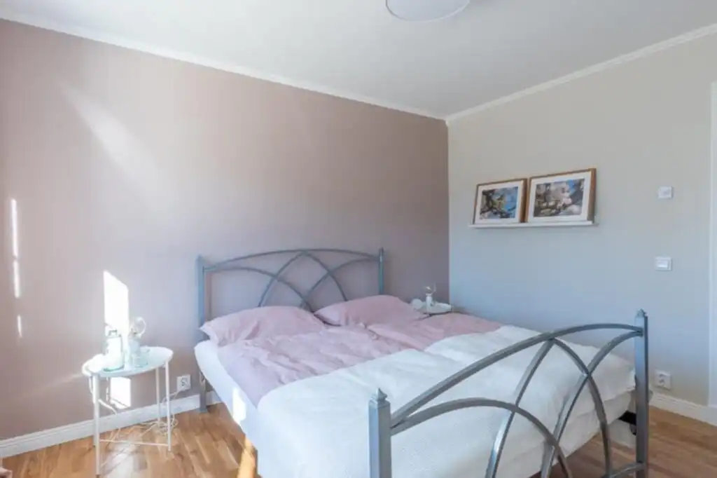 Schlafzimmer mit Doppelbett – modernes Ferienhaus für Angler und Familien in Timmernabben