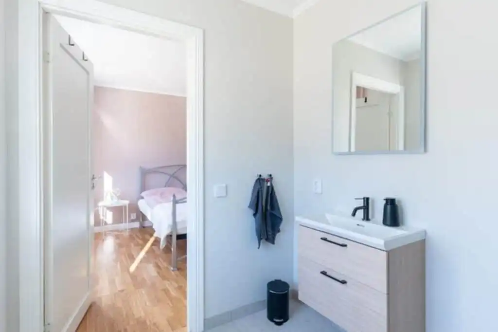 Helles Badezimmer mit moderner Ausstattung – Ferienhaus an der Ostsee Småland