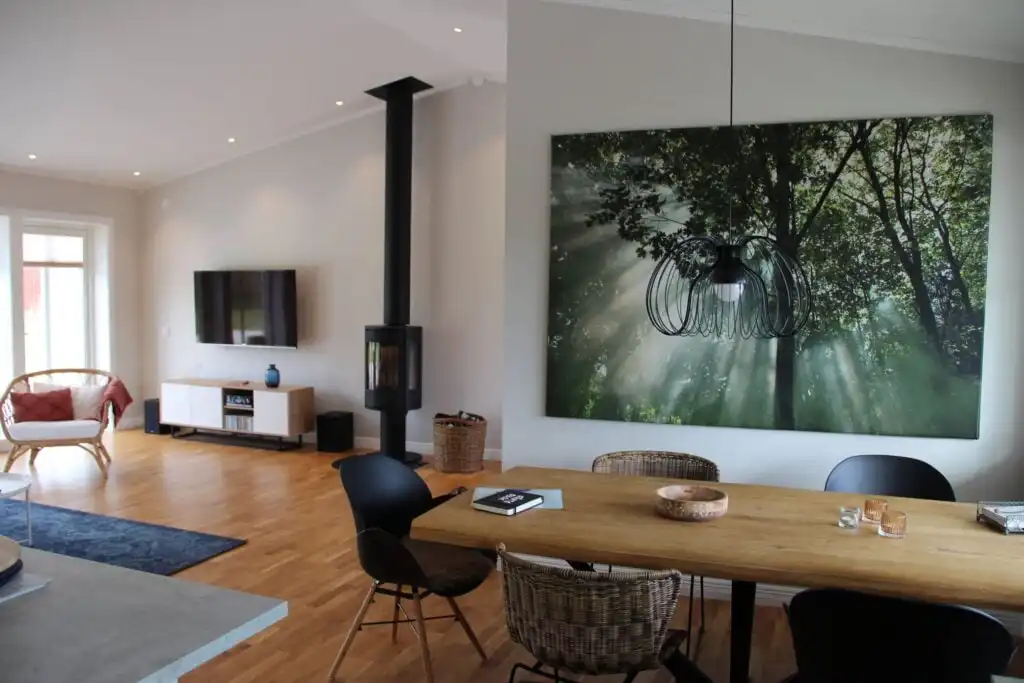 Offener Wohnbereich mit Kamin – modernes Ferienhaus Villa Vita an der Ostsee für 6 Personen