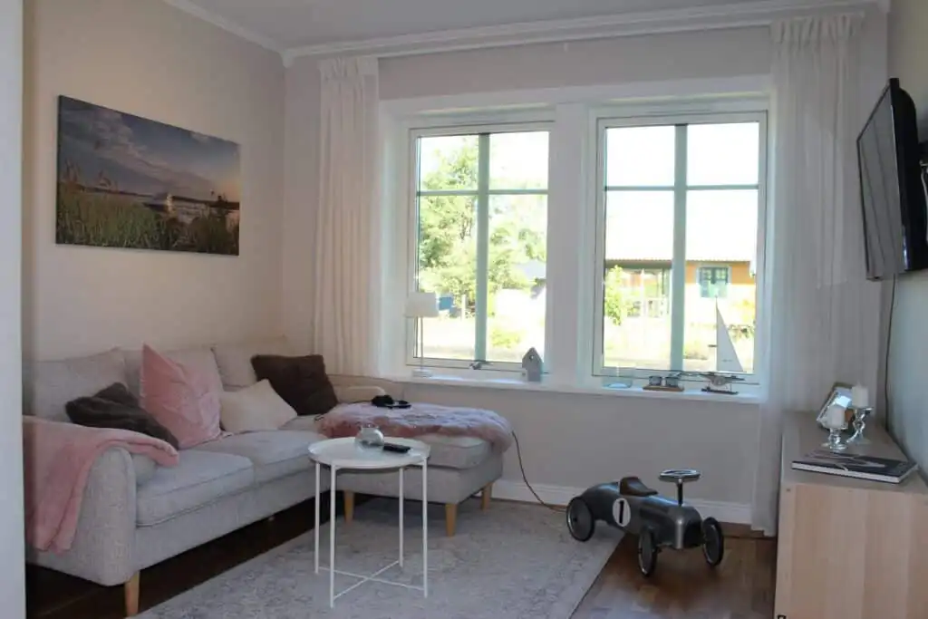 Offener Wohnbereich mit großen Fenstern – Ferienhaus für 6 Personen an der Ostsee