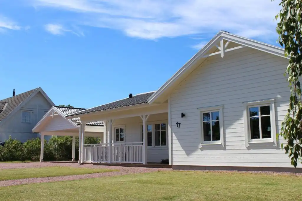 Außenansicht des Neubau-Ferienhauses Villa Vita 2022 – Urlaub an der Ostsee in Småland