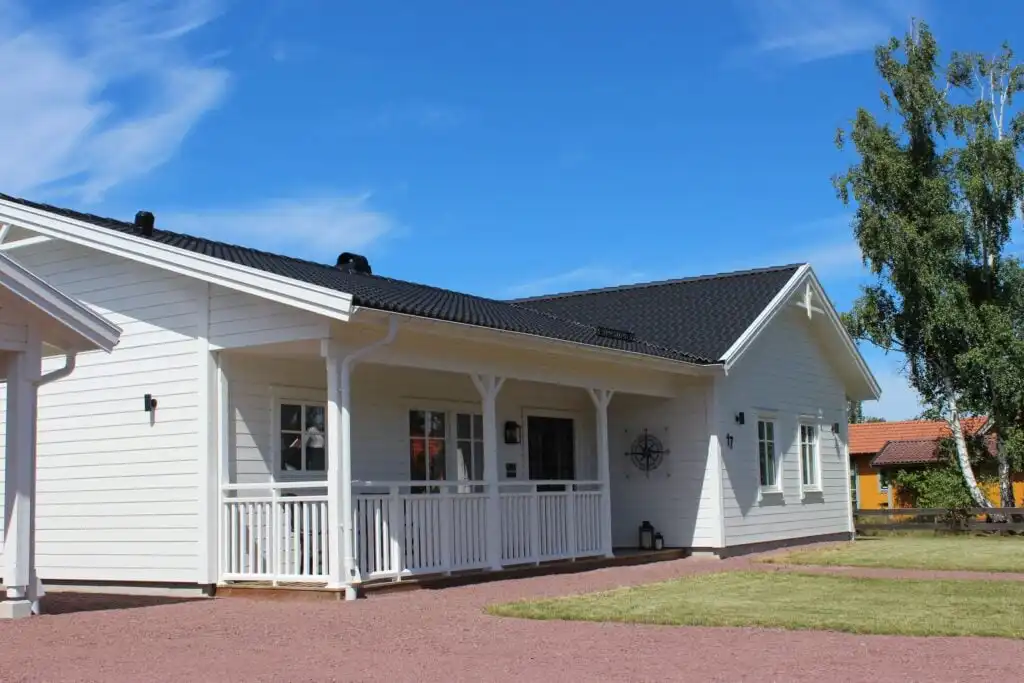 Hauptansicht der Villa Vita in Timmernabben – modernes Neubau-Ferienhaus 2022 an der Ostsee in Småland