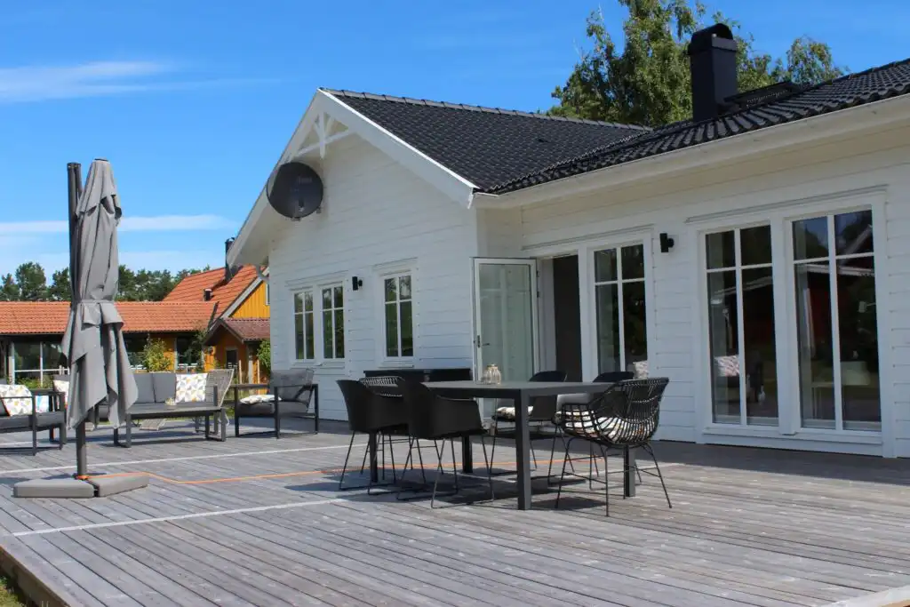 Moderne Außenfassade mit Terrassenbereich – Ferienhaus an der Ostseeküste Småland