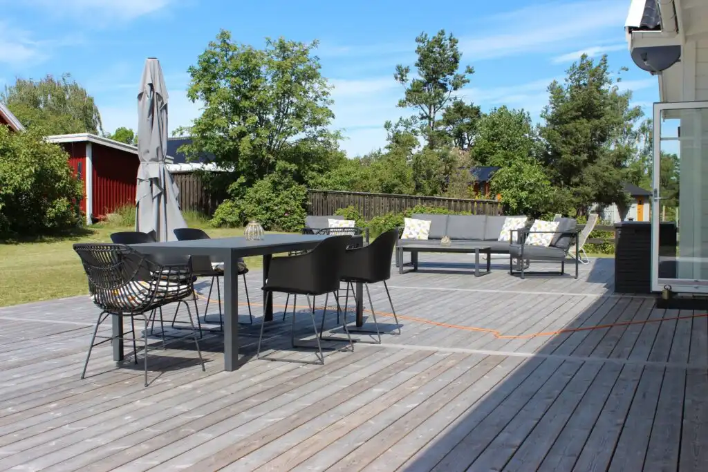 Großzügige Holzterrasse mit Essplatz – Neubau-Ferienhaus Villa Vita in Timmernabben