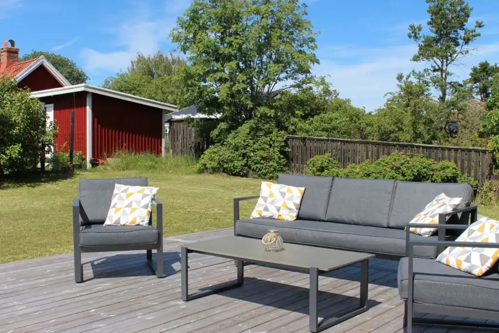 Sonnenterrasse der Villa Vita in Timmernabben – Ferienhaus an der Ostsee mit Garten und Sitzbereich