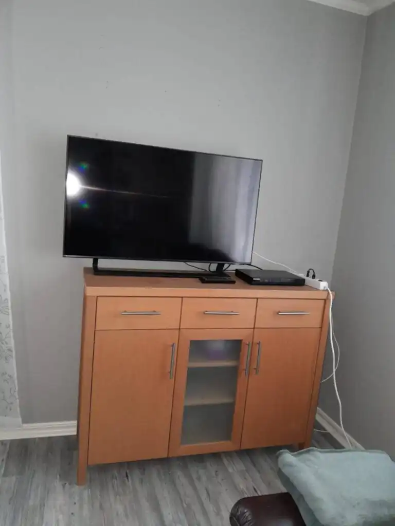 Wohnzimmer mit TV im Ferienhaus Nordic Heaven in Vansbro
