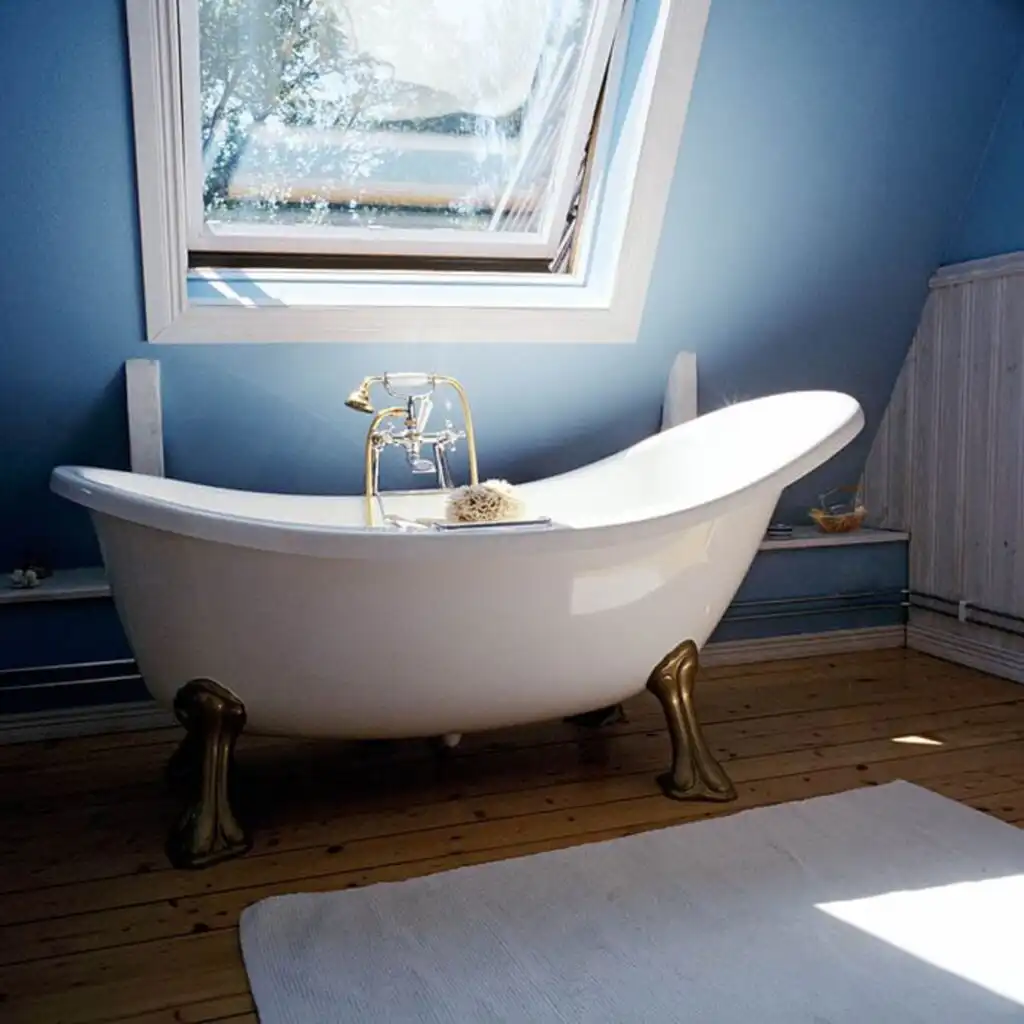 Badezimmer im Ferienhaus Villa Lilla in Viserum Småland mit freistehender Badewanne
