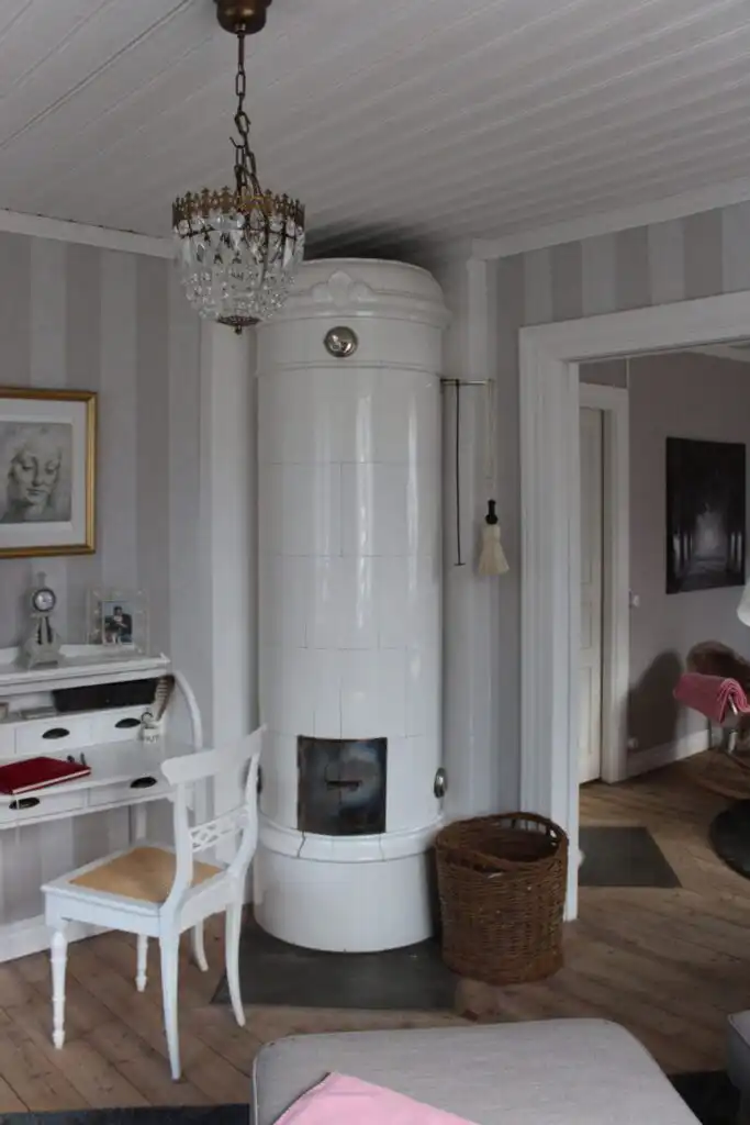 Wohnraum im Ferienhaus Villa Lilla in Småland mit Blick ins Grüne