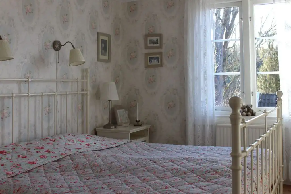 Schlafzimmer im Ferienhaus Villa Lilla in Viserum Småland im romantischen Stil