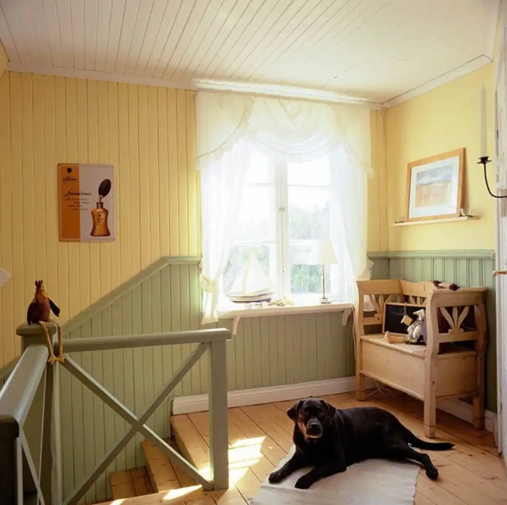 Flur im Ferienhaus Villa Lilla in Viserum Småland mit charmanten Details