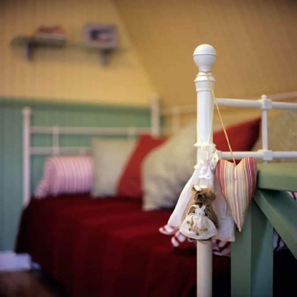 Schlafzimmer im Ferienhaus Villa Lilla in Viserum Småland im romantischen Stil