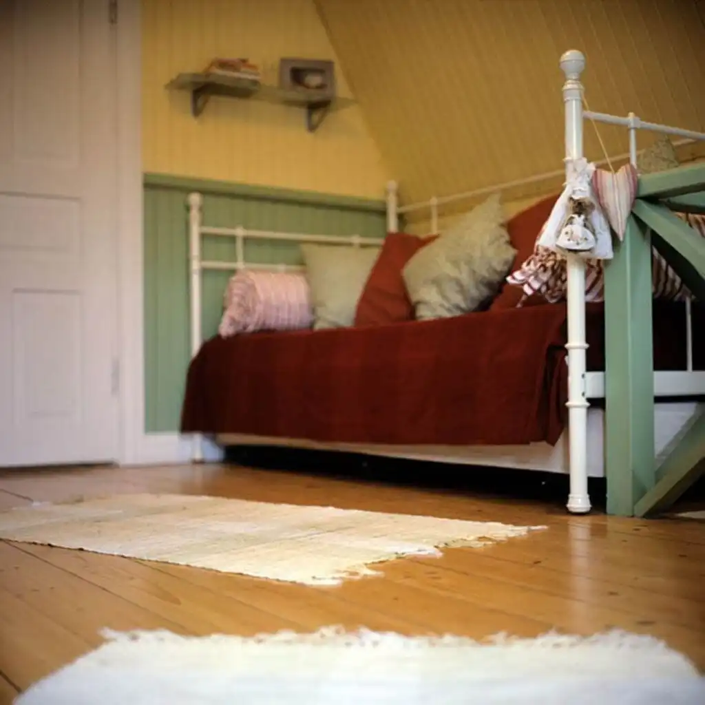 Schlafzimmer im Ferienhaus Villa Lilla in Viserum Småland im romantischen Stil