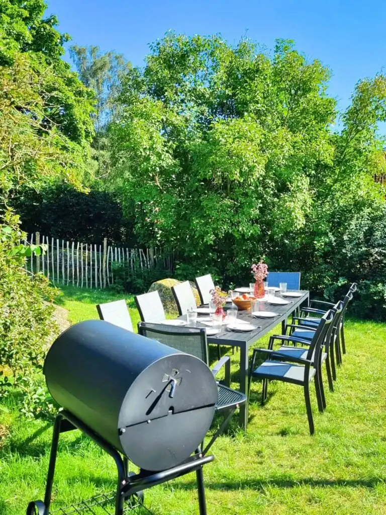 Gartenansicht mit Nebengebäude am Ferienhaus Istaby in Blekinge